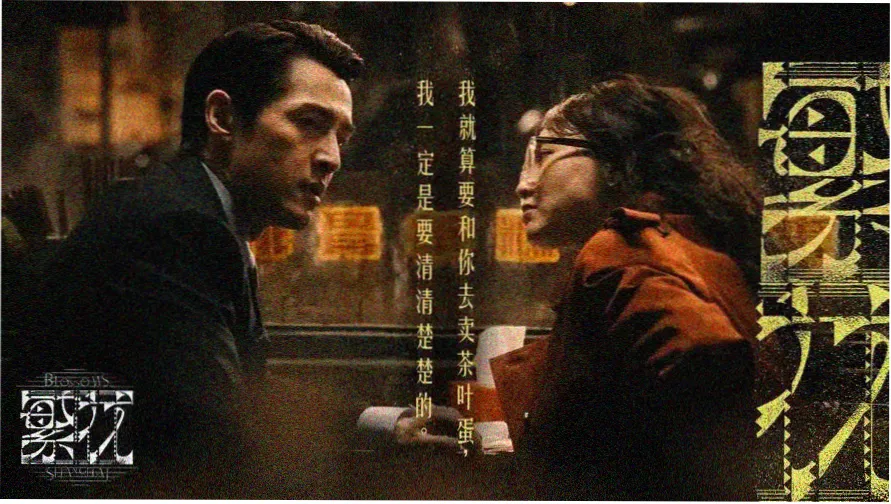 连栋温室骨架工地全景，热镀锌钢构在雾灰天色下呈现冷调反光